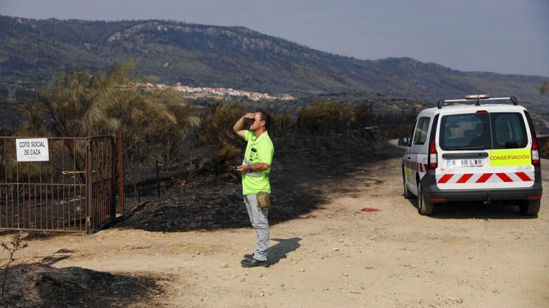 Un trabajador mira un incendio durante esta semana en España.