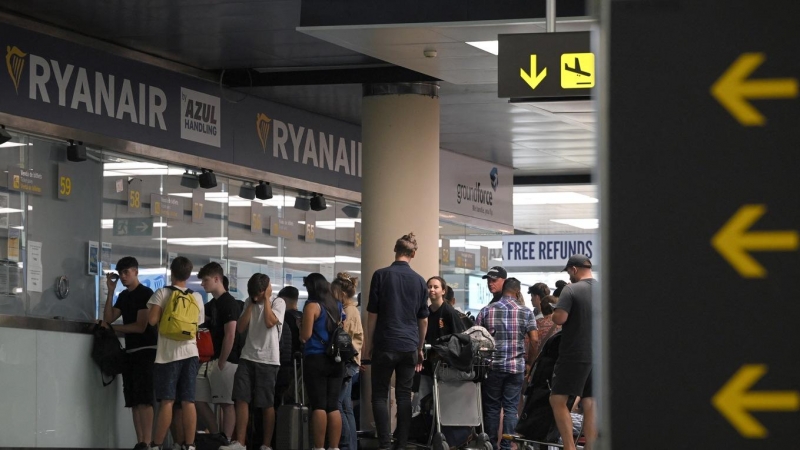19/07/2022 - Pasajeros afectados por la huelga de Ryanair esperan a cambiar su billete para poder viajar en la Terminal 2 del aeropuerto de El Prat de Barcelona, el 30 de junio de 2022.
