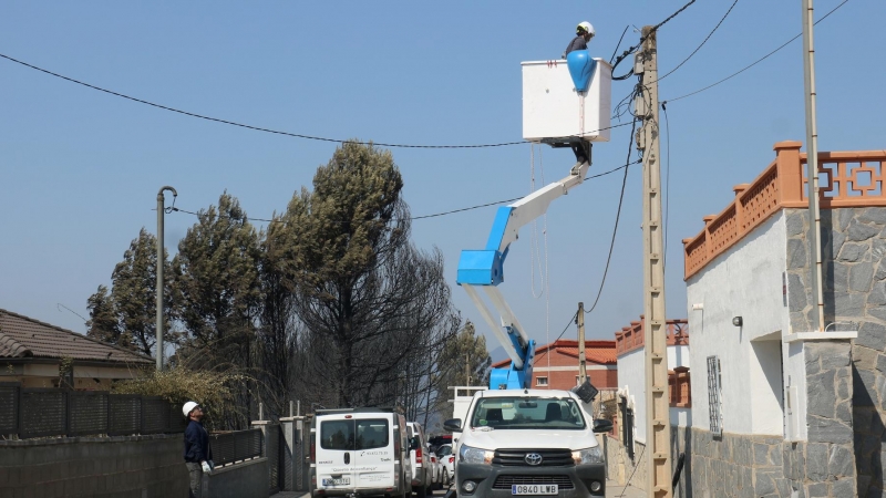 Tècnics de la companyia elèctrica treballen per restablir el subministrament a la urbanització de River Park, al Pont de Vilomara.