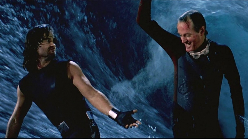 19/07/2022. Kurt Russell y Peter Fonda, surfeando en 'Scape from L.A.'