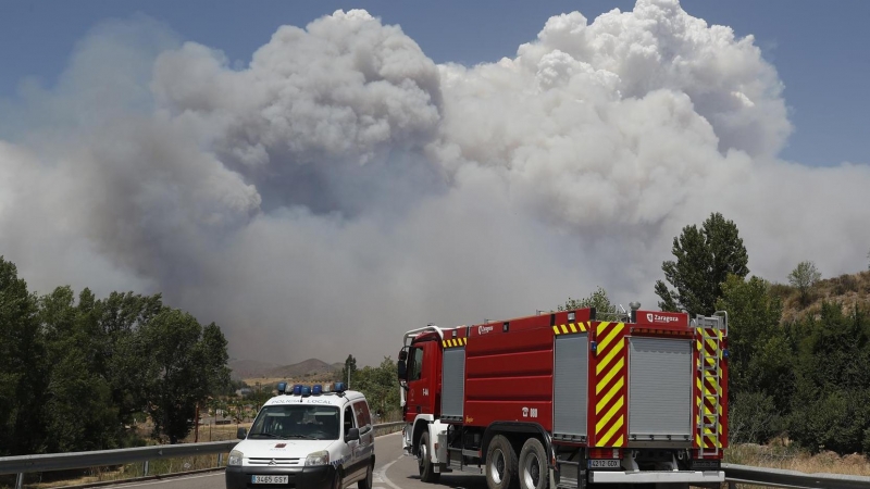 Efectivos del cuerpo de bomberos se dirigen al municipio de Moros (Zaragoza), que ha sido desalojado.
