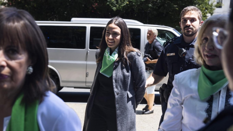 La congresista demócrata Alexandria Ocasio-Cortez es detenida frente a la Corte Suprema en una protesta a favor del aborto.