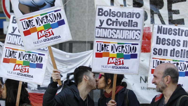 20/07/2022 - Dos jóvenes se besan durante una manifestación  frente a la embajada de Brasil en Buenos Aires, el 12 de septiembre de 2019, por la orden del alcalde y evangélico Marcelo Crivella de retirar de la venta un cómic por su 'contenido sexual para