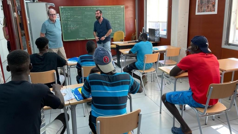 (19/7/22) Ángel Gabilondo charla con varios jóvenes que se encentran en el Centro de Estancia Temporal de Inmigrantes (CETI) durante su visita a Melilla el 19 de julio de 2022.