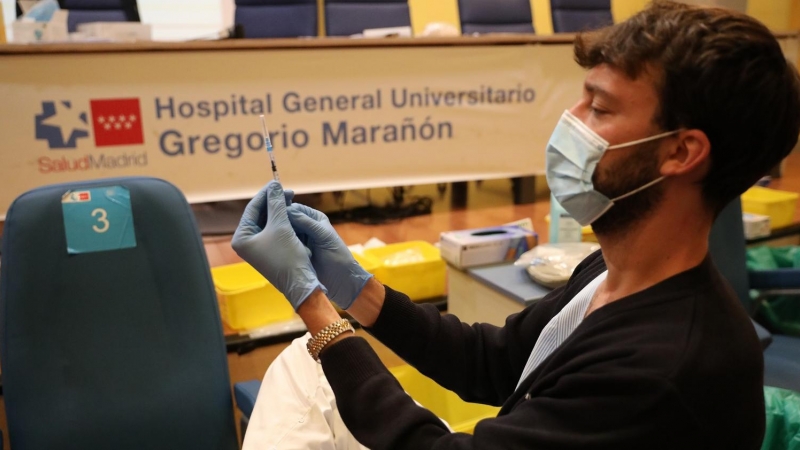 Imagen de archivo de un sanitario en el Hospital Gregorio Marañon.