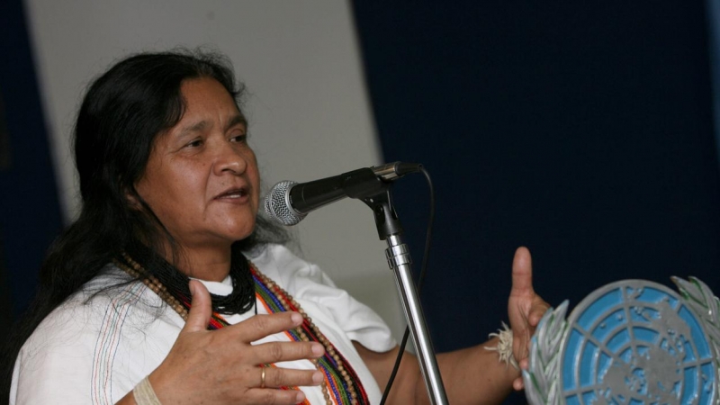 20/07/2022 Leonor Zalabata, de la comunidad indígena Arhuaca, mientras habla durante una rueda de prensa, a 8 de agosto de 2007, en Bogotá, Colombia.