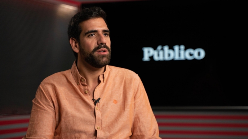 El secretario general de Juventudes Socialistas, Víctor Camino, durante la entrevista con Público.