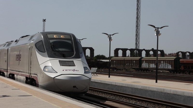 18/07/2022-Vista del tren Alvia S-730 que ha partido este lunes desde la estación de Cáceres con destino a Badajoz, con el que se ha inaugurado el tren de altas prestaciones de Extremadura, este lunes en Mérida