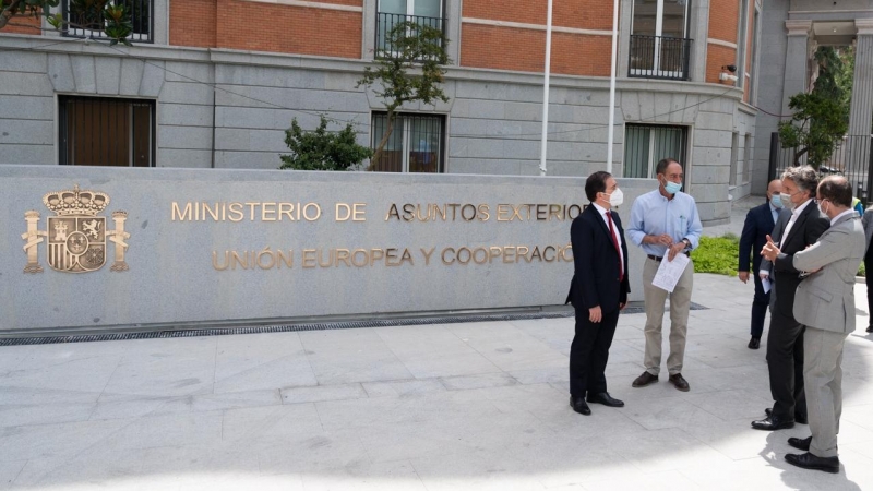 Imagen del ministro de Exteriores, José Manuel Albares, frente a la nueva sede ministerial en Madrid.