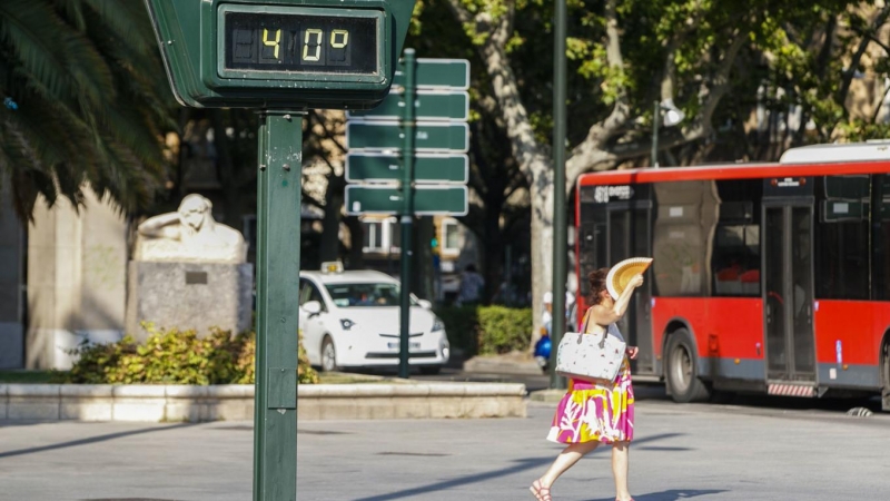 21/07/2022 - Una mujer se abanica en Zaragoza el lunes 18 de julio para combatir las altas temperaturas.