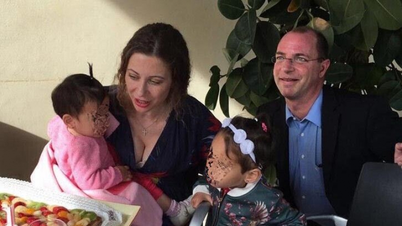 Lena y Thomas Lang, con sus hijas, en el primer cumpleaños de la pequeña, en 2017.