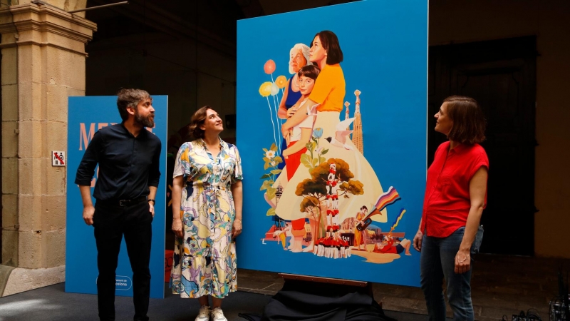 L'alcaldessa de Barcelona, Ada Colau; l'autor del cartell de la Mercè 2022, David de las Heras, i la pregonera Carla Simón.