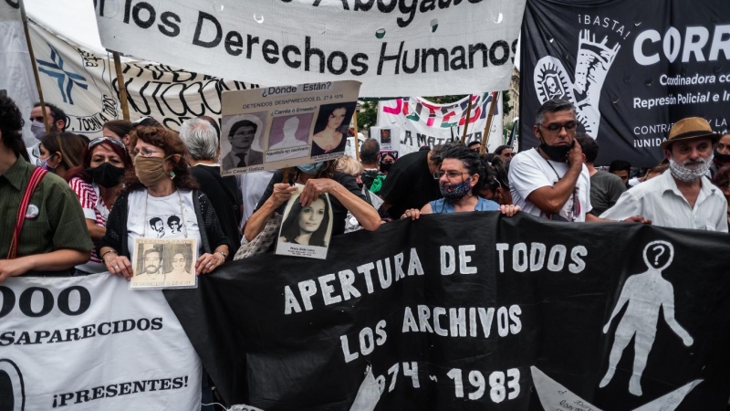 (24/3/2021) Ciudadanos argentinos protestan durante el día  de la Memoria por la Verdad y la Justicia, a 24 de marzo de 2021 (Archivo).