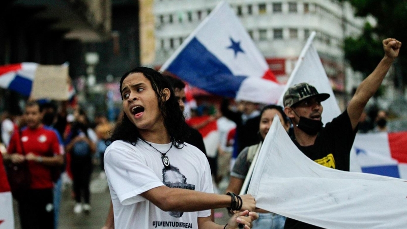 20/07/2022-Manifestantes marchan durante una protesta contra el alto costo de los alimentos y la gasolina en Ciudad de Panamá, el 20 de julio de 2022.