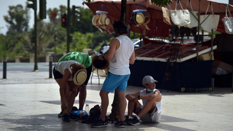 22/07/2022 - Una familia se refresca a la sombra de un árbol para combatir la abrasadora temperatura durante la ola de calor en Sevilla, el 10 de julio de 2022.