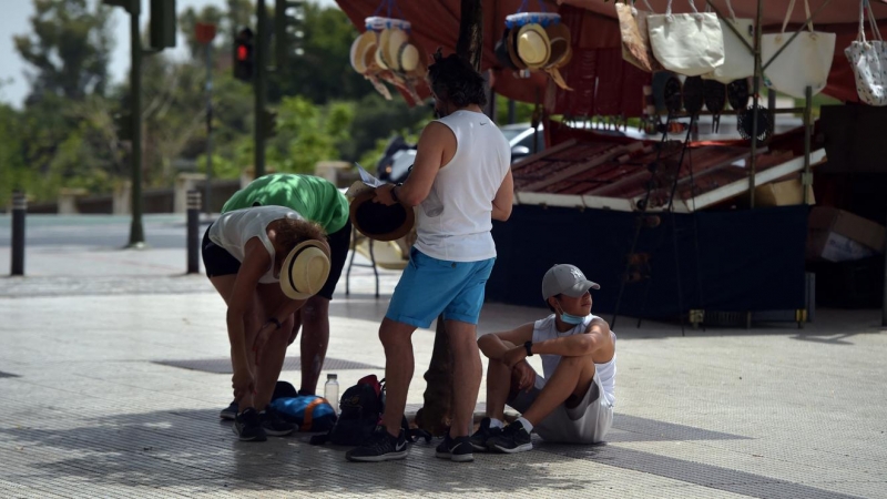 22/07/2022 - Una familia se refresca a la sombra de un árbol para combatir la abrasadora temperatura durante la ola de calor en Sevilla, el 10 de julio de 2022.