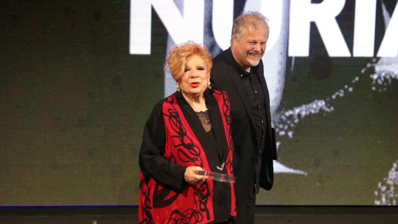 Núria Feliu recollint el premi Enderrock de les mans de Lluís Gendrau.