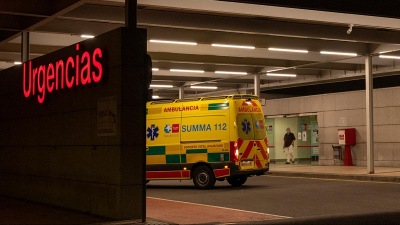 22/07/2022 - Una ambulancia es fotografiada en la entrada de emerencia del Hospital Universitario Puerta de Hierro en Majadahonda, cerca de Madrid.