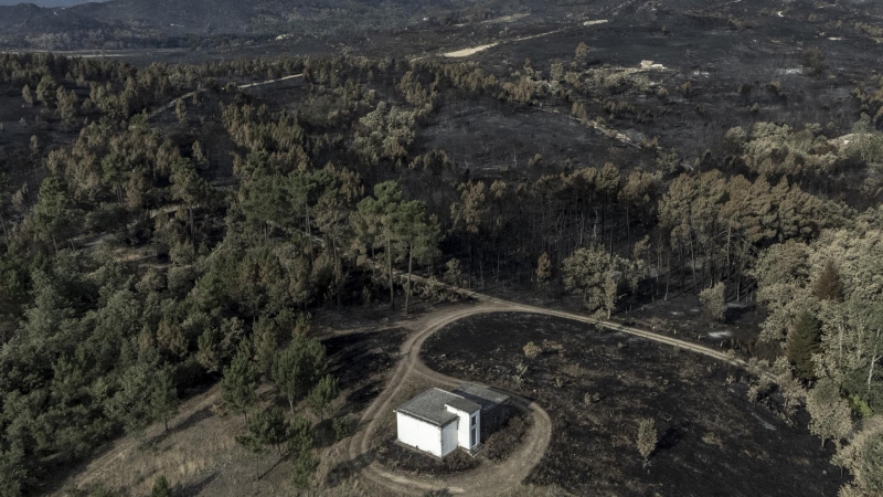 Fotografía tomada con un dron de una construcción rodeada por la superficie calcinada en el pueblo de San Cibrao