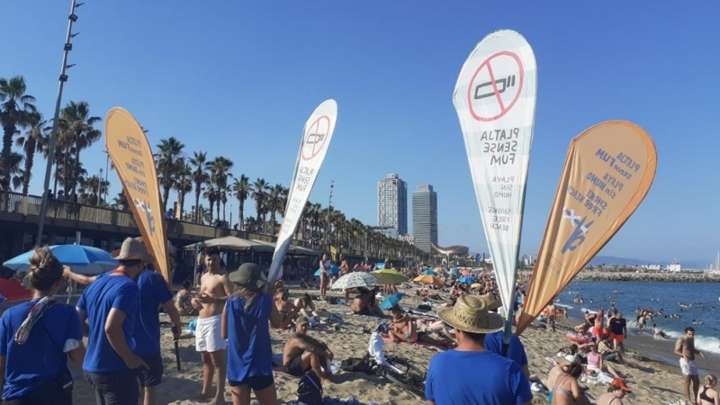 Una acció de sensibilització dels usuaris de la platja impulsada per l'Ajuntament de Barcelona.