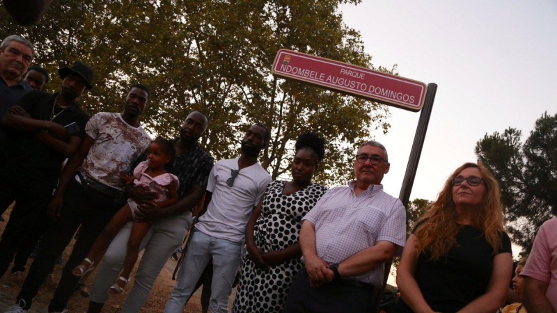 22/07/2022. La familia de Ndombele Augusto Domingos posa delante del cartel con el nuevo nombre del parque de Alcorcón, a 20 de julio de 2022.