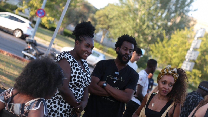 22/07/2022. Magdalena Augusto, hermana de Ndombele, junto a parte del equipo de 'Espacio Afro'.