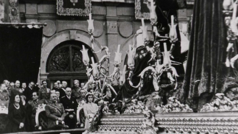 Franco ante una procesión tras la 'toma' de la capital andaluza.