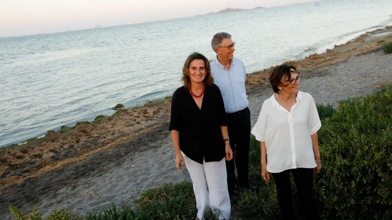 22/07/2022. El presidente de la CHS, Mario Urrea; la vicepresidenta y ministra para la Transición Ecológica y el Reto Demográfico, Teresa Ribera, y la responsable de Canales del Taibilla, Paca Baraza, conversan durante su visita la Rambla del Albujón para