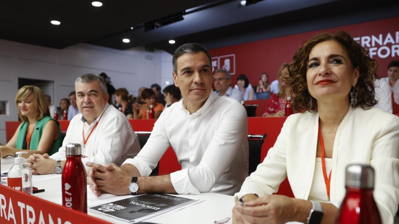 El presidente del Gobierno, Pedro Sánchez (2d), junto a la ministra de Hacienda y vicesecretaria general del PSOE, María Jesús Montero (d), el secretario de Organización, Santos Cerdán (2i), y la ministra de Educación y portavoz de la Ejecutiva, Pilar Ale