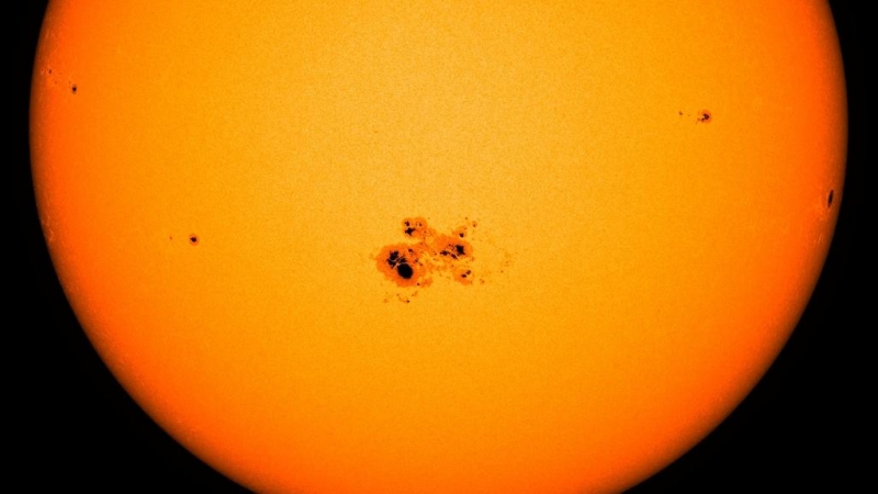 Mancha solar es una región activa del Sol, de color más oscuro que el resto, donde la actividad magnética es más intensa, con llamaradas solares o eyecciones de masa coronal.