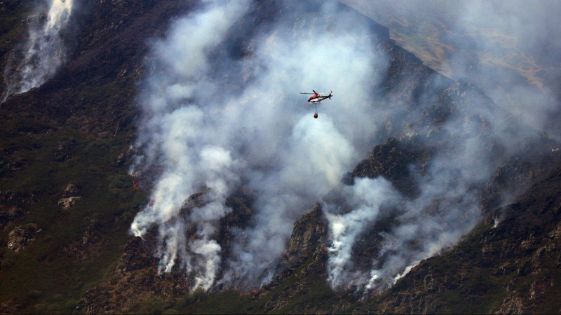 Vista del incendio en la pedanía de Montes de Valdueza en el municipio de Ponferrada este viernes.