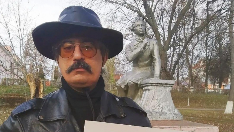 Selim posando junto a una de sus obras al lado de un monumento a Pushkin en Riazan
