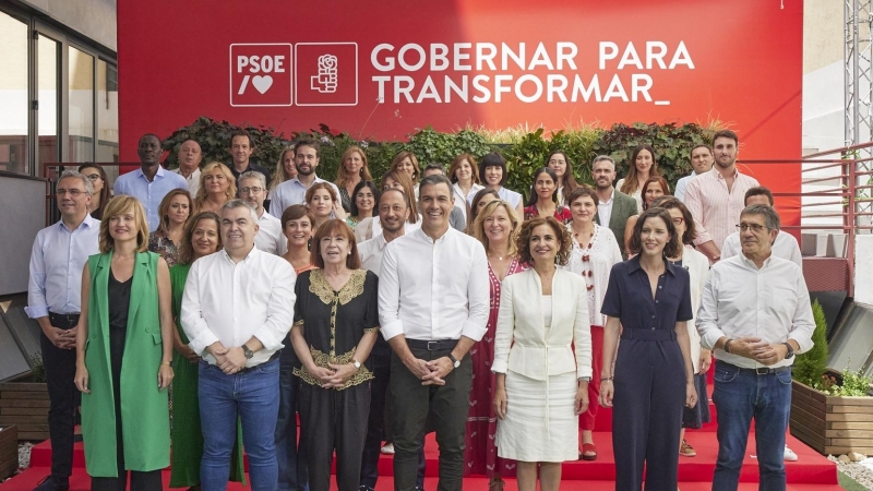 Foto de familia de los dirigentes socialistas tras el Comité Federal celebrado este sábado 23 en la sede madrileña de Ferraz