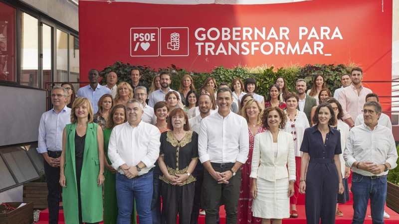 Foto de familia de los dirigentes socialistas tras el Comité Federal celebrado este sábado 23 en la sede madrileña de Ferraz