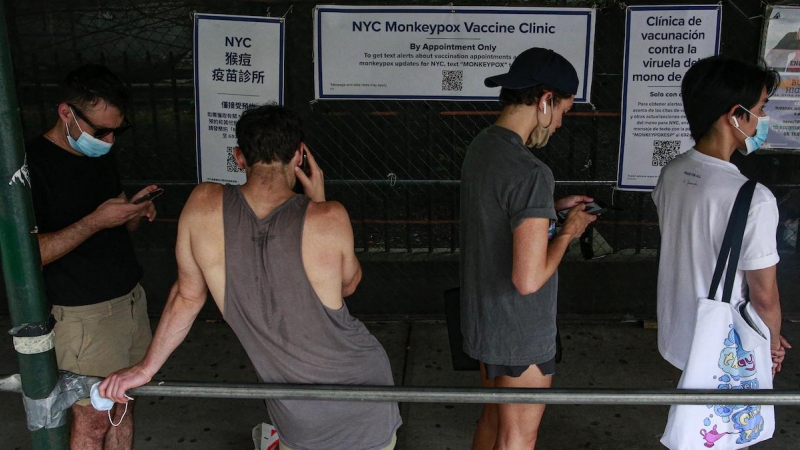 Fila para recibir la vacuna contra la vacuna del mono en un centro de vacunación masiva en Brooklyn, a 17 de julio de 2022, en la ciudad de Nueva York.