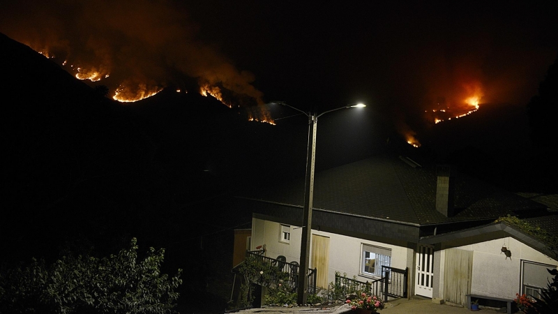 Frente de fuego procedente del parque natural del Invernadeiro, visto desde el pueblo de San Mamede (Ourense), a 22 de julio de 2022