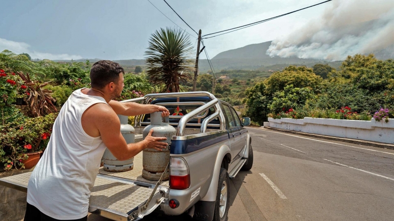 Vecinos del barrio de Las Llanadas, en el municipio tinerfeño de Los Realejos, recogen sus pertenencias y desalojan sus casas por recomendación de las autoridades ante la cercanía del incendio que afecta al norte de la isla.