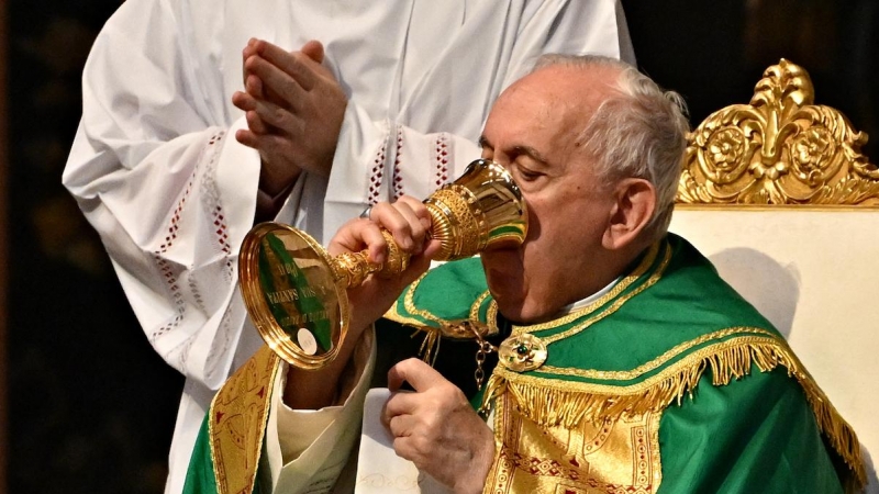 El Papa Francisco celebra una Santa Misa para la comunidad congoleña, en la Basílica de San Pedro en el Vaticano el 3 de julio de 2022.