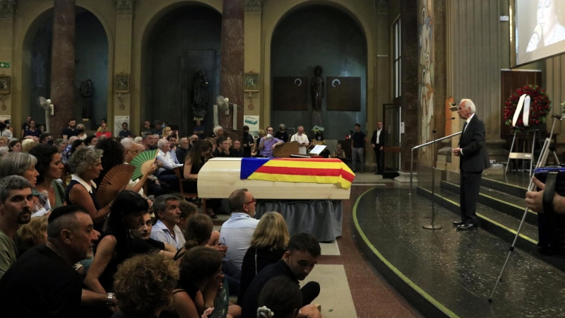 Cerimònia de comiat a l'artista Núria Feliu, a l'església de Santa Maria de Sants, a Barcelona.