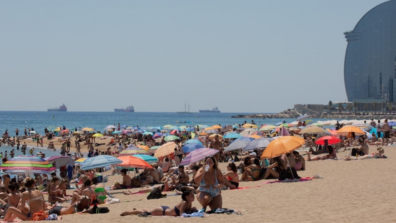 La gente se refugia del calor en la playa de La Barceloneta en Catalunya. Imagen de Archivo.