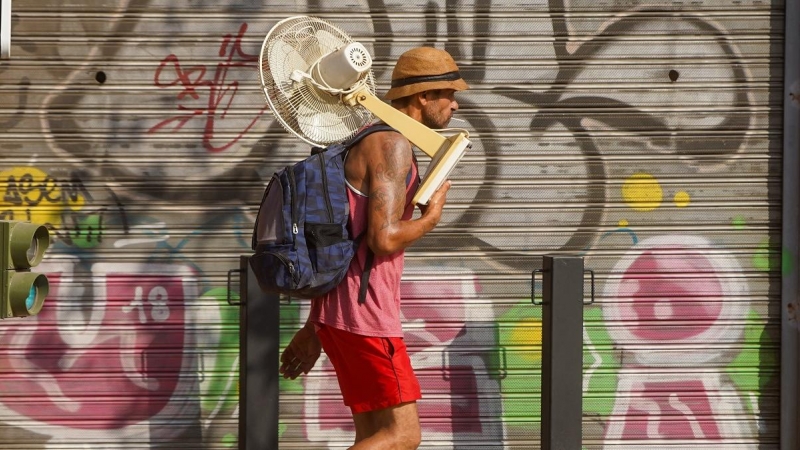 Un hombre con un ventilador por la calle Torneo en otro día con altas temperaturas en la capital andaluza a 25 de julio del 2022 en Sevilla (Andalucía, España)