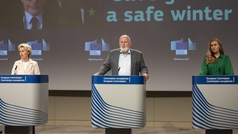 La presidenta de la Comisión Europea, Ursula von der Leyen, su vicepresidente, Frans Timmermans, y la responsable de la UE de energía, Kadri Simson.