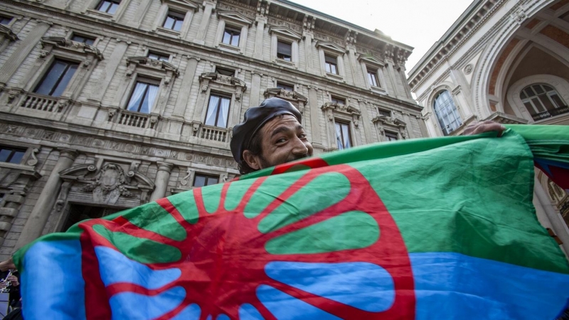 08/04/2022-Un hombre sostiene la bandera del pueblo gitano durante un flash mob para celebrar el Día Internacional del Pueblo Gitano el 8 de abril en Milán (Italia)