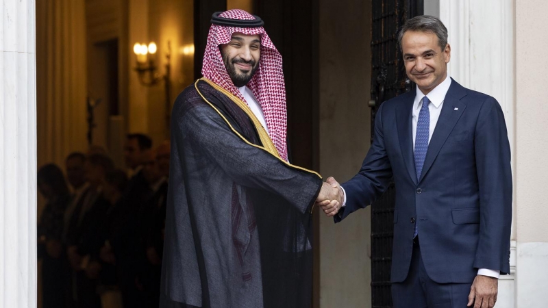 26/07/2022.- El primer ministro griego Kyriakos Mitsotakis recibe al príncipe heredero saudí Bin Salmán en Atenas. EFE/Yorgos Karahalis