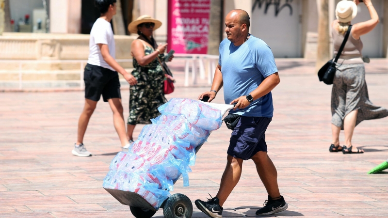 Malagueños y turistas hacen frente a la ola de calor que hoy sufre la ciudad que ha llegado a los 40º grados de máxima a 26 julio de 2022 en Málaga, Andalucía.