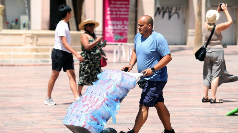 Malagueños y turistas hacen frente a la ola de calor que hoy sufre la ciudad que ha llegado a los 40º grados de máxima a 26 julio de 2022 en Málaga, Andalucía.