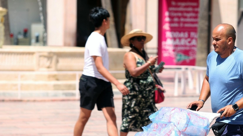 Malagueños y turistas hacen frente a la ola de calor que hoy sufre la ciudad que ha llegado a los 40º grados de máxima a 26 julio de 2022 en Málaga, Andalucía.