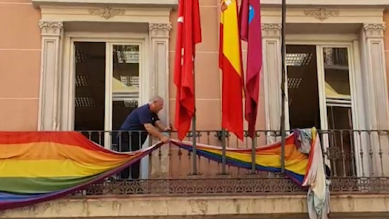 Retirada banderas LGTBI