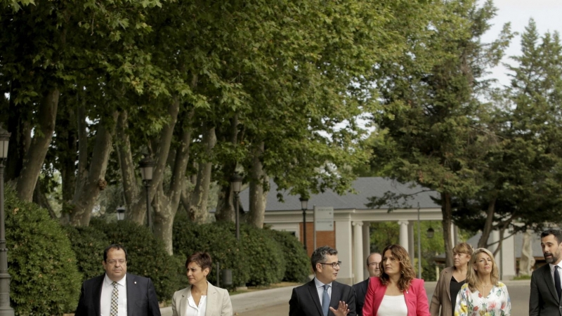 Els consellers i ministres Joan Ignasi Elena, Isabel Rodríguez, Félix Bolaños, Miquel Iceta, Laura Vilagrà, Natàlia Garriga, Yolanda Díaz i Roger Torrent, de camí a la reunió de la taula de diàleg.