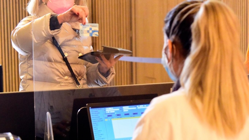 (10/12/2020) Una mujer enseña su tarjeta sanitaria en el Recinto Modernista del Hospital de Sant Pau de Barcelona, Catalunya, a 10 de diciembre de 2020 (Archivo).